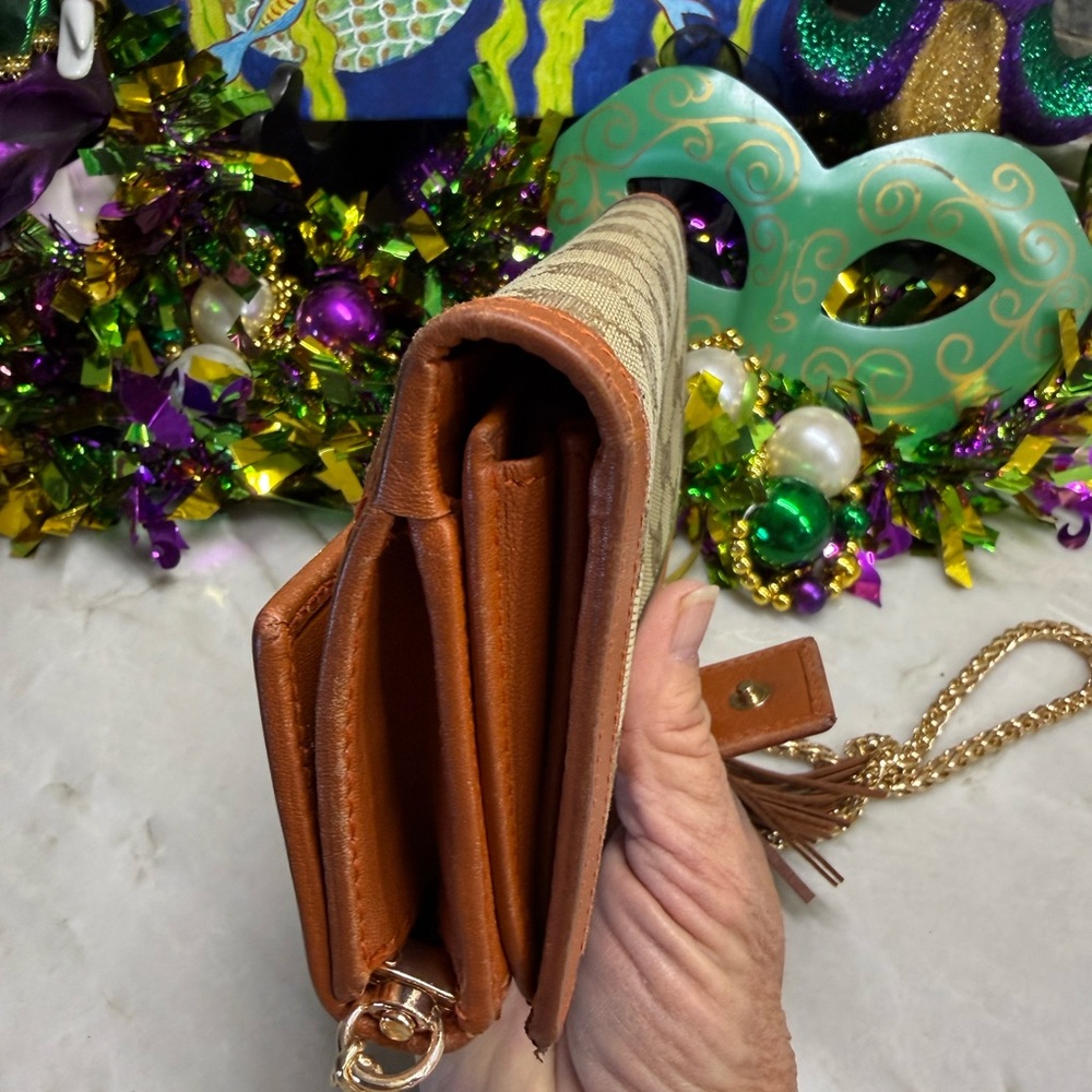 Gucci Tan and Brown Sukey Logo Wallet - Picture 11 of 16